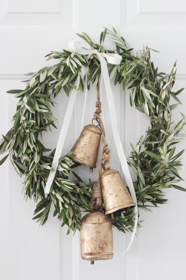 minimalist christmas decor | how to decorate your home for christmas | christmas decor ideas | christmas wreath ideas | how to decorate for christmas | the best christmas decor | the best christmas decorations | minimal Christmas décor | how to decorate an apartment for Christmas | decorating small spaces for Christmas | how to decorate a small apartment for Christmas | minimalist holiday décor | 