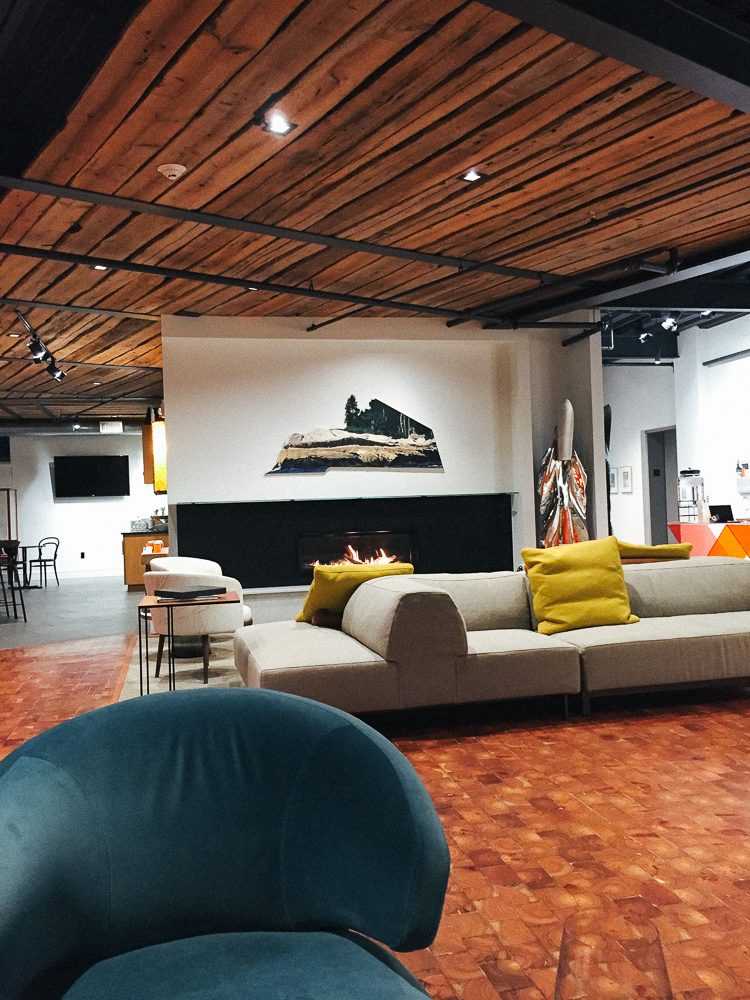 250 main hotel lobby with fireplace