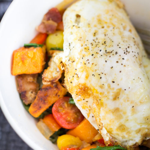 healthy weekend breakfast bowls | weekend brunch recipes | weekend breakfast idea | egg bowls | healthy egg and arugula bowls | healthy weekend breakfast | egg arugula onion pepper sweet potato egg bowls | weekend brunch idea | Mackenzie Murphy of Brunch on Sunday blog