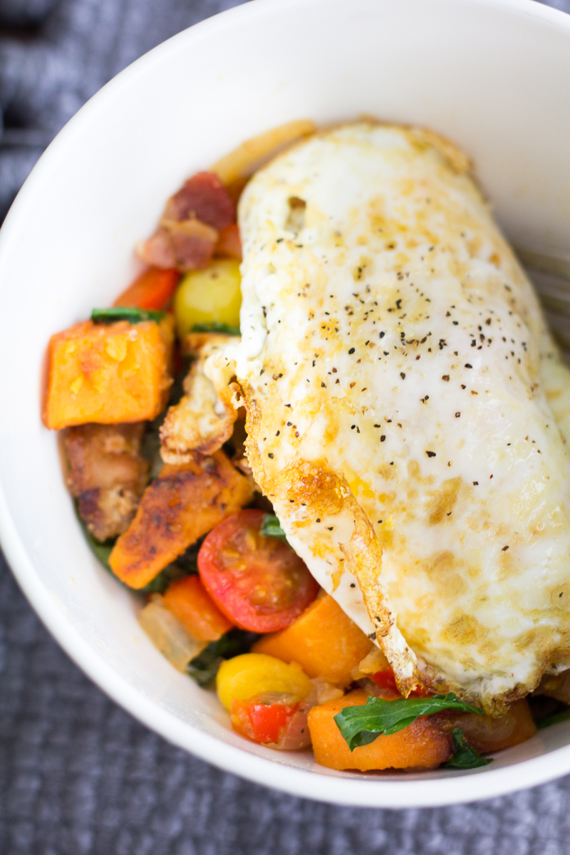 healthy weekend breakfast bowls | weekend brunch recipes | weekend breakfast idea | egg bowls | healthy egg and arugula bowls | healthy weekend breakfast | egg arugula onion pepper sweet potato egg bowls | weekend brunch idea | Mackenzie Murphy of Brunch on Sunday blog